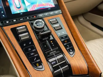 Aston Martin DB12 Volante Caribbean Blue Pearl 2