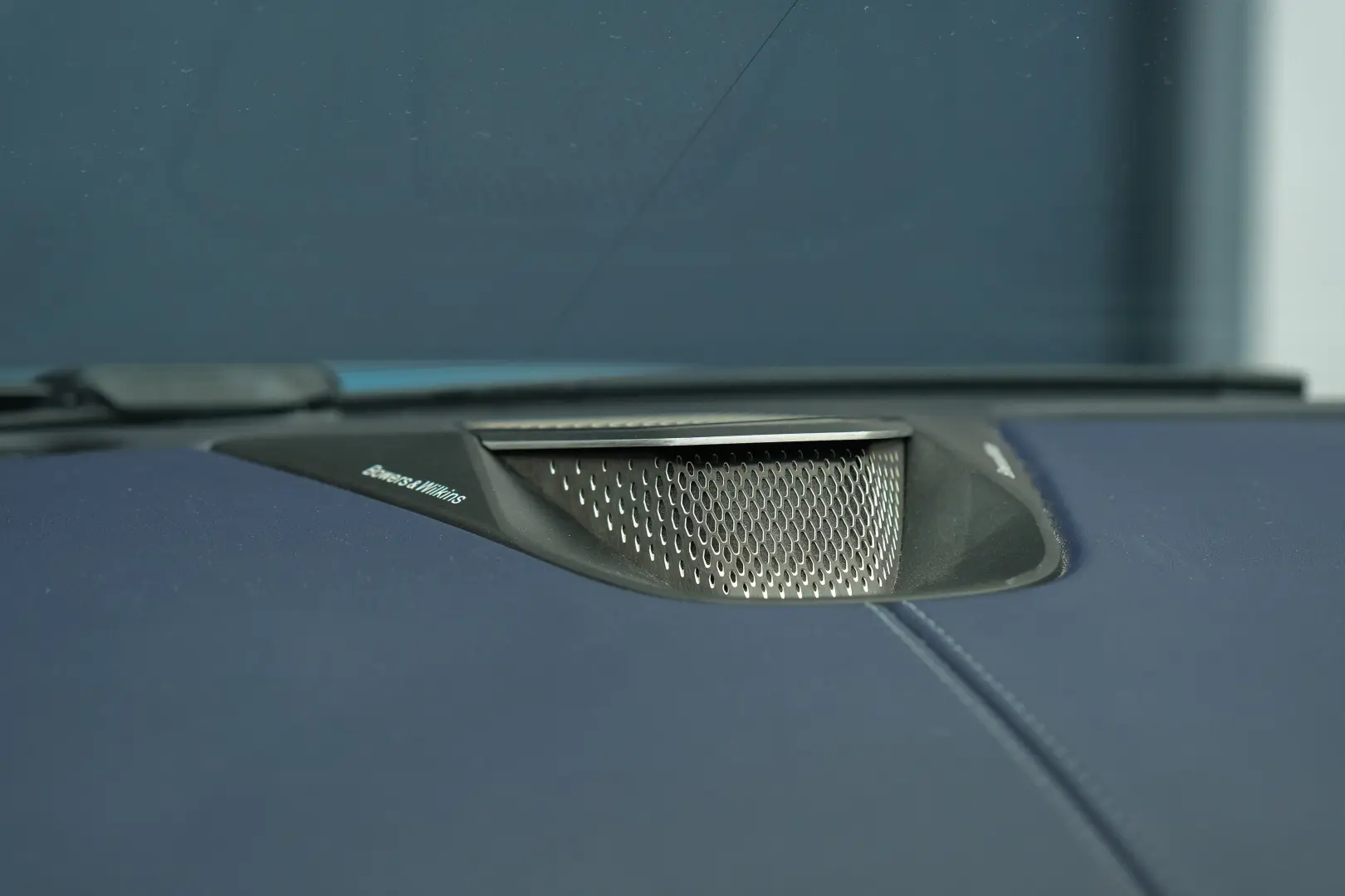 Aston Martin DB12 Volante Caribbean Blue Pearl 2