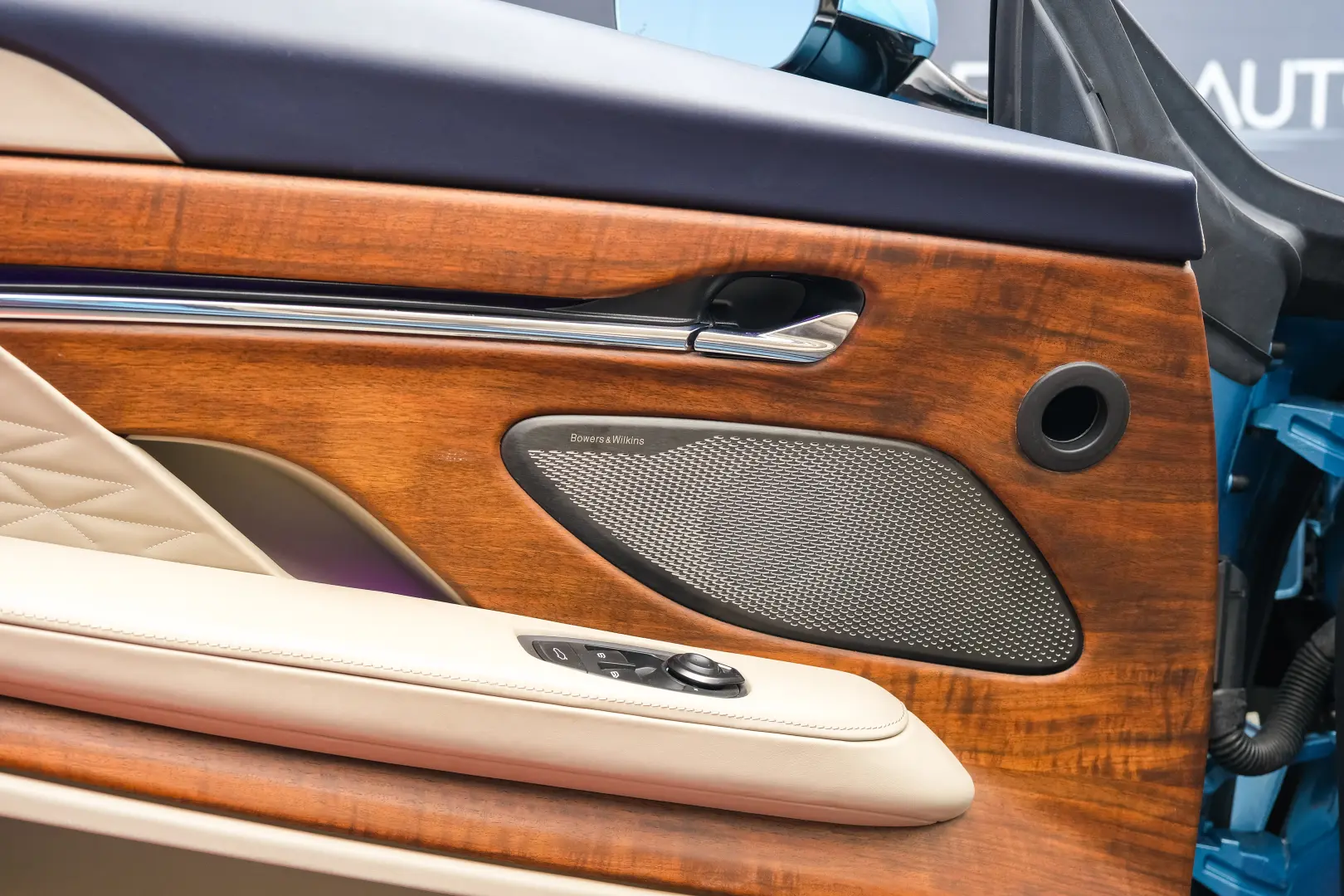 Aston Martin DB12 Volante Caribbean Blue Pearl 2