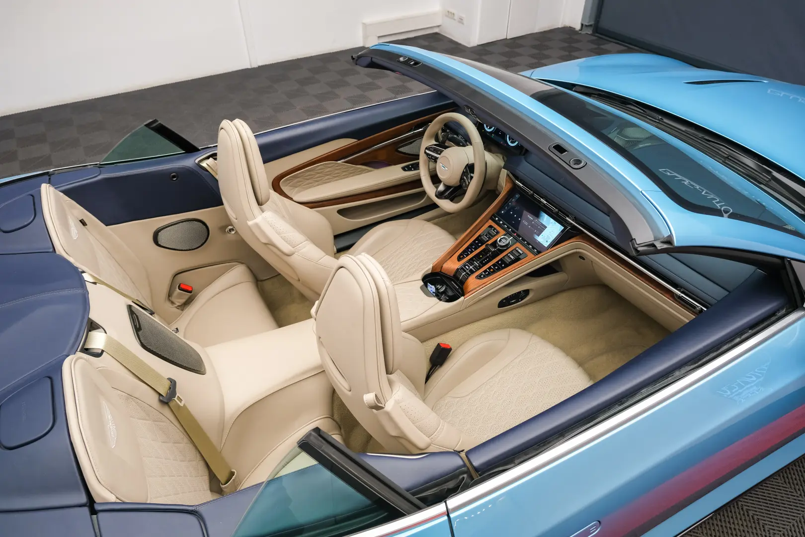 Aston Martin DB12 Volante Caribbean Blue Pearl 2