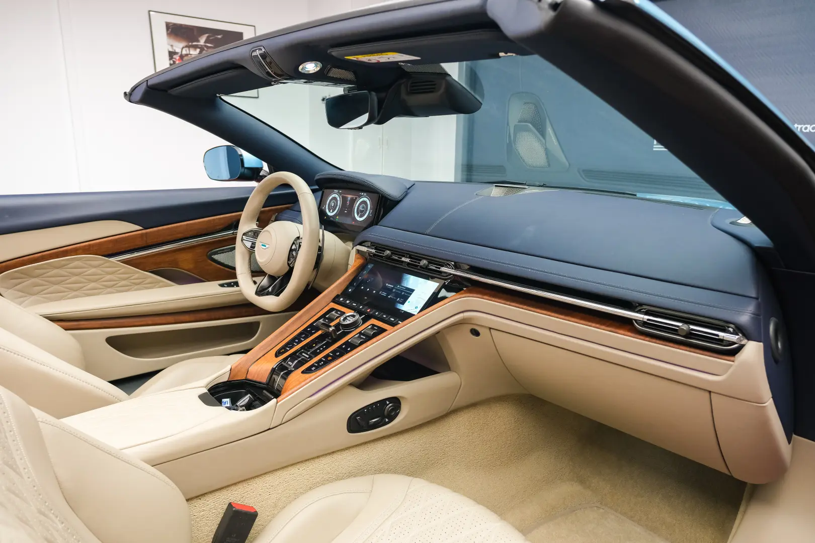Aston Martin DB12 Volante Caribbean Blue Pearl 2