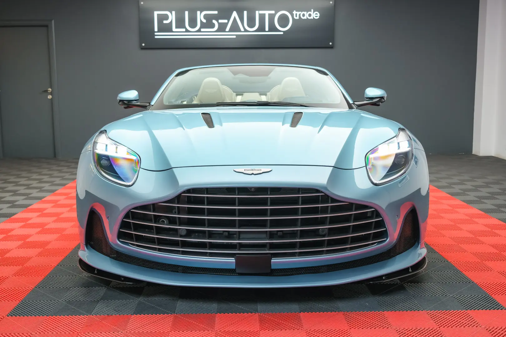 Aston Martin DB12 Volante Caribbean Blue Pearl 2