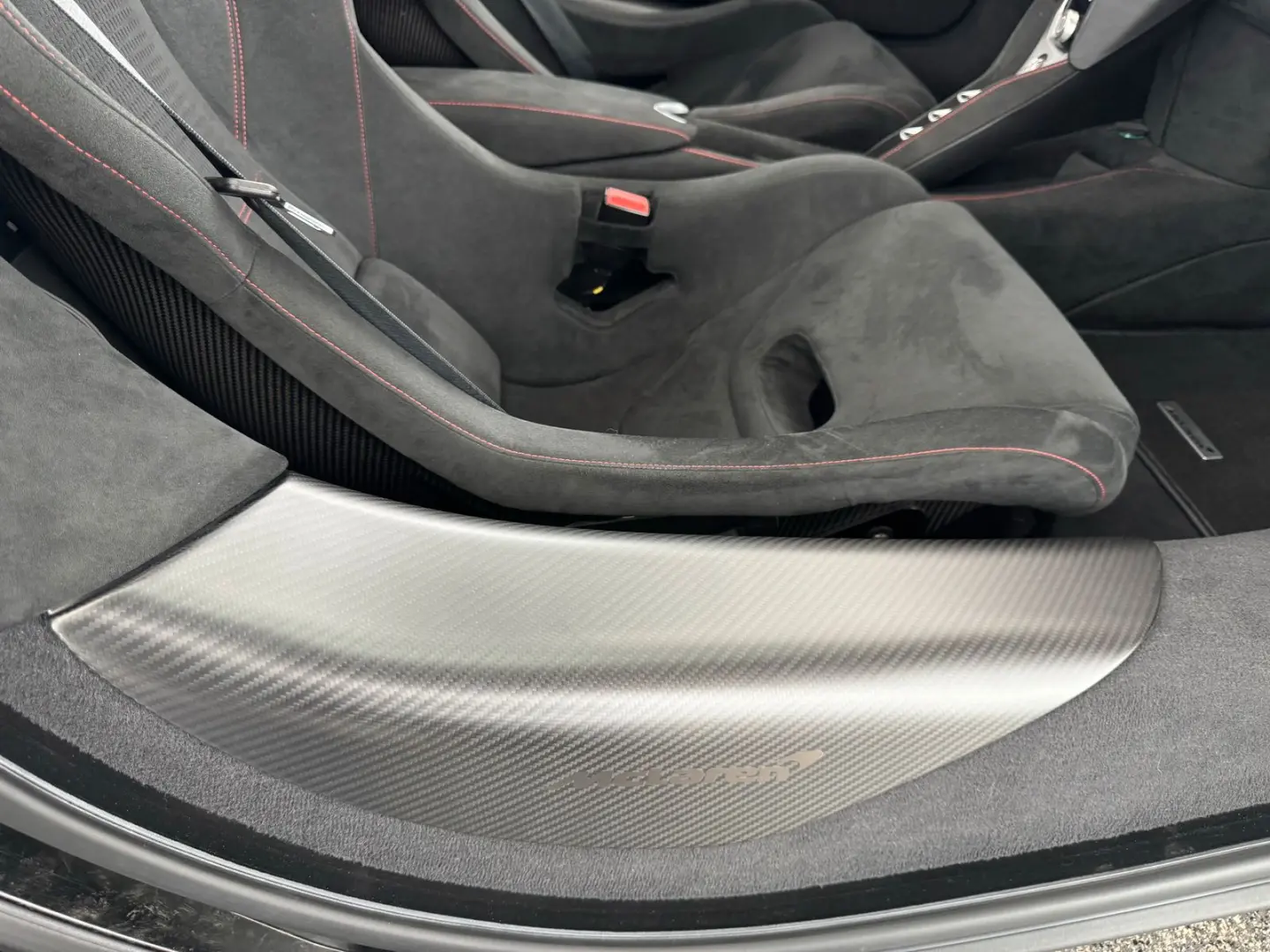 750S Coupe Performance B&W Engine Window 360