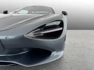 750S Coupe Performance B&W Engine Window 360