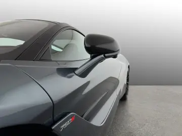 750S Coupe Performance B&W Engine Window 360