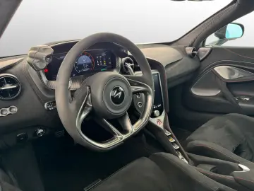 750S Coupe Performance B&W Engine Window 360