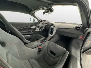 750S Coupe Performance B&W Engine Window 360