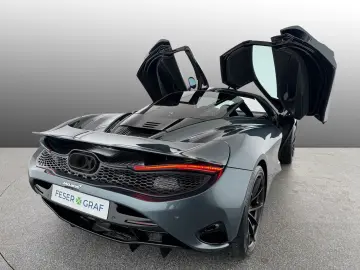 750S Coupe Performance B&W Engine Window 360