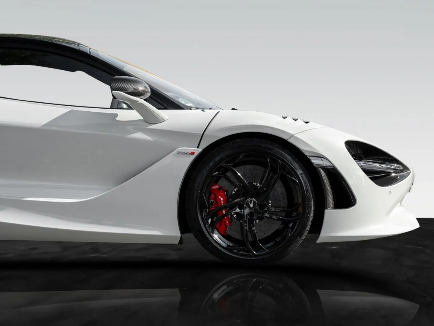 750S   Ice White   Carbon Exterior