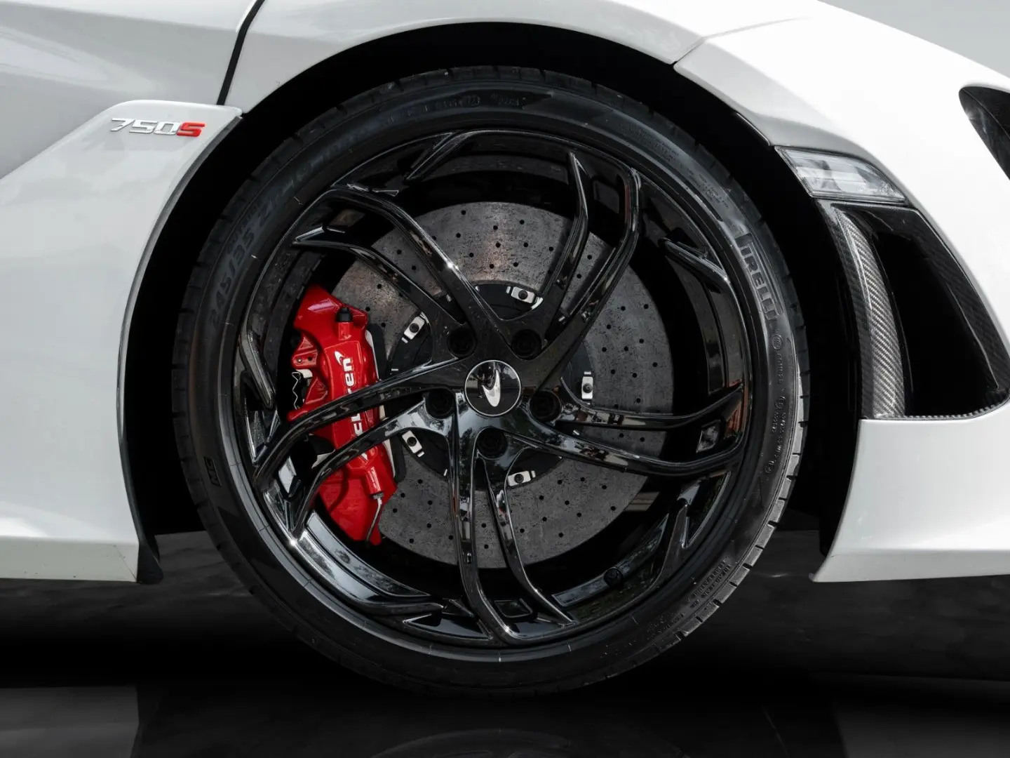 750S   Ice White   Carbon Exterior