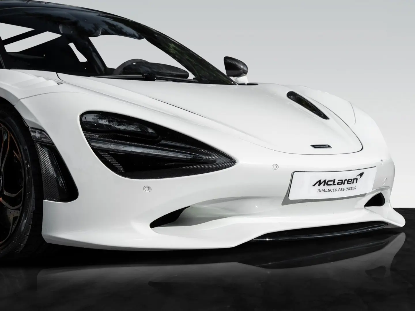 750S   Ice White   Carbon Exterior
