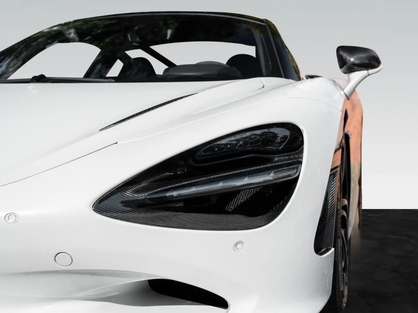 750S   Ice White   Carbon Exterior