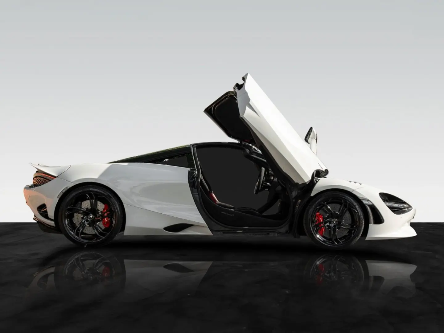 750S   Ice White   Carbon Exterior