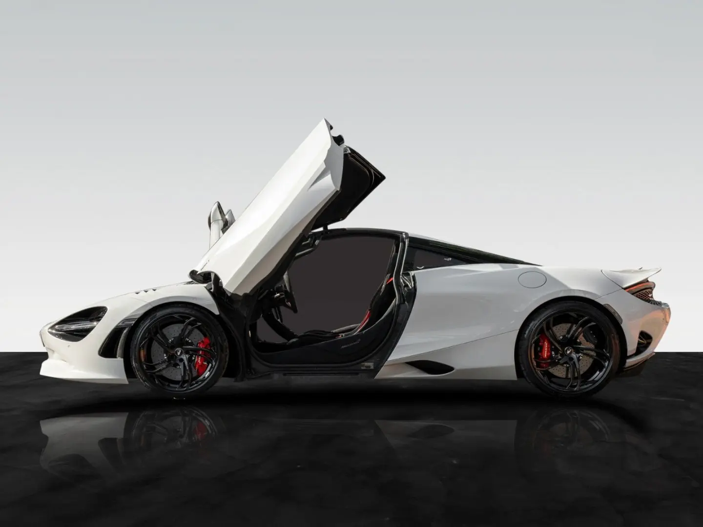 750S   Ice White   Carbon Exterior