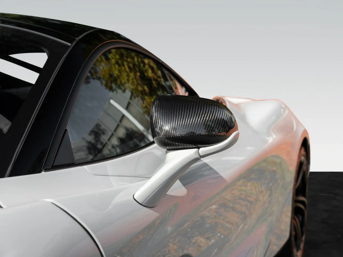 750S   Ice White   Carbon Exterior