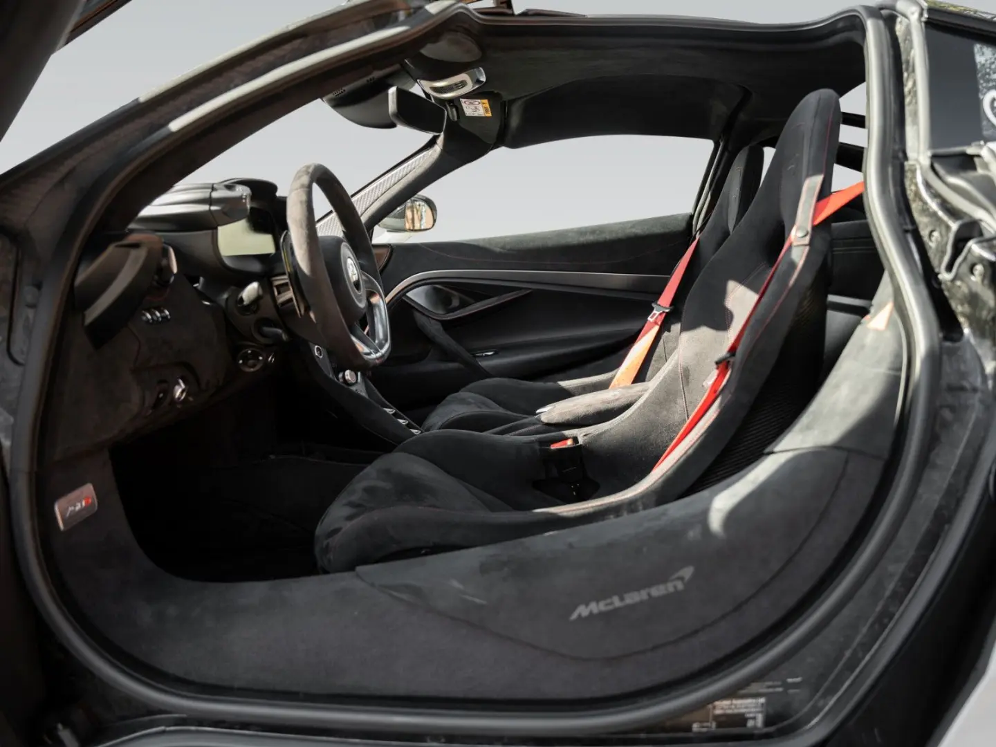 750S   Ice White   Carbon Exterior