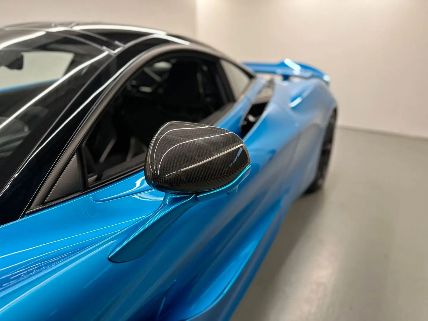750S   SENNA Seats   Harness Bar   Carbon Fibre