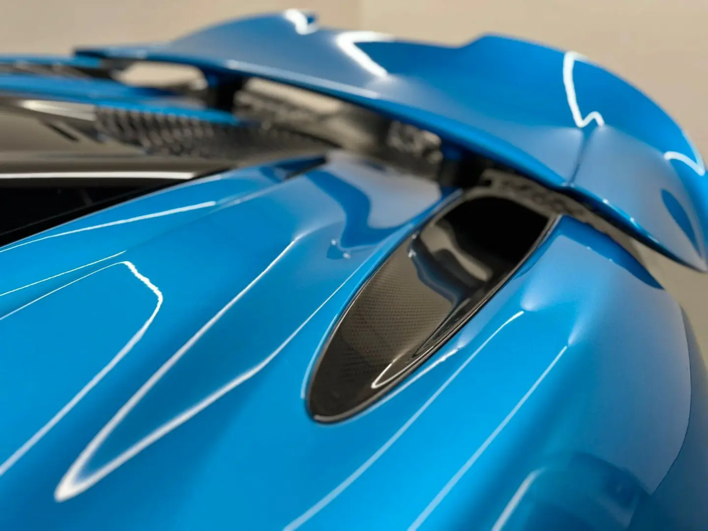 750S   SENNA Seats   Harness Bar   Carbon Fibre
