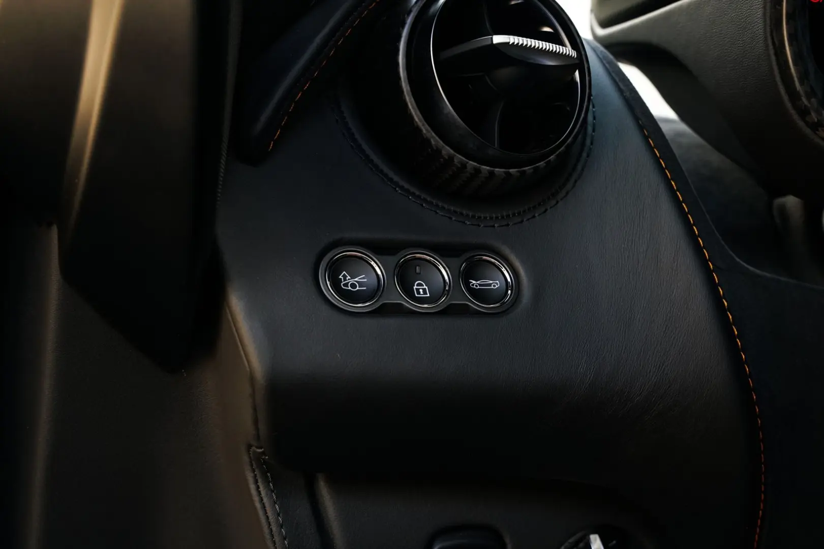 750S CF Exterior I CF Interior I Service Paket I