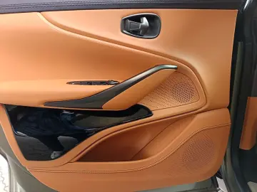 Aston Martin DBX 4.0 V8