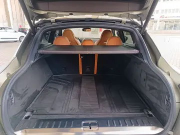 Aston Martin DBX 4.0 V8