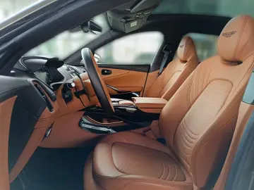 Aston Martin DBX 4.0 V8