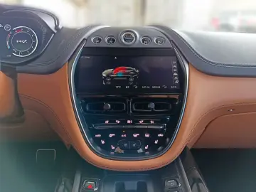 Aston Martin DBX 4.0 V8