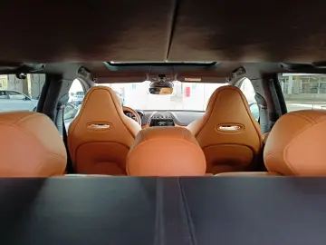 Aston Martin DBX 4.0 V8