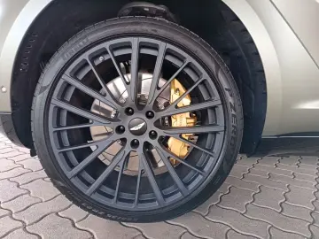 Aston Martin DBX 4.0 V8