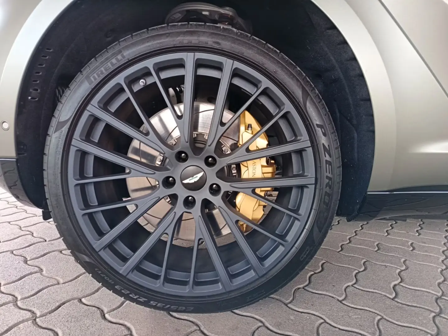 Aston Martin DBX 4.0 V8