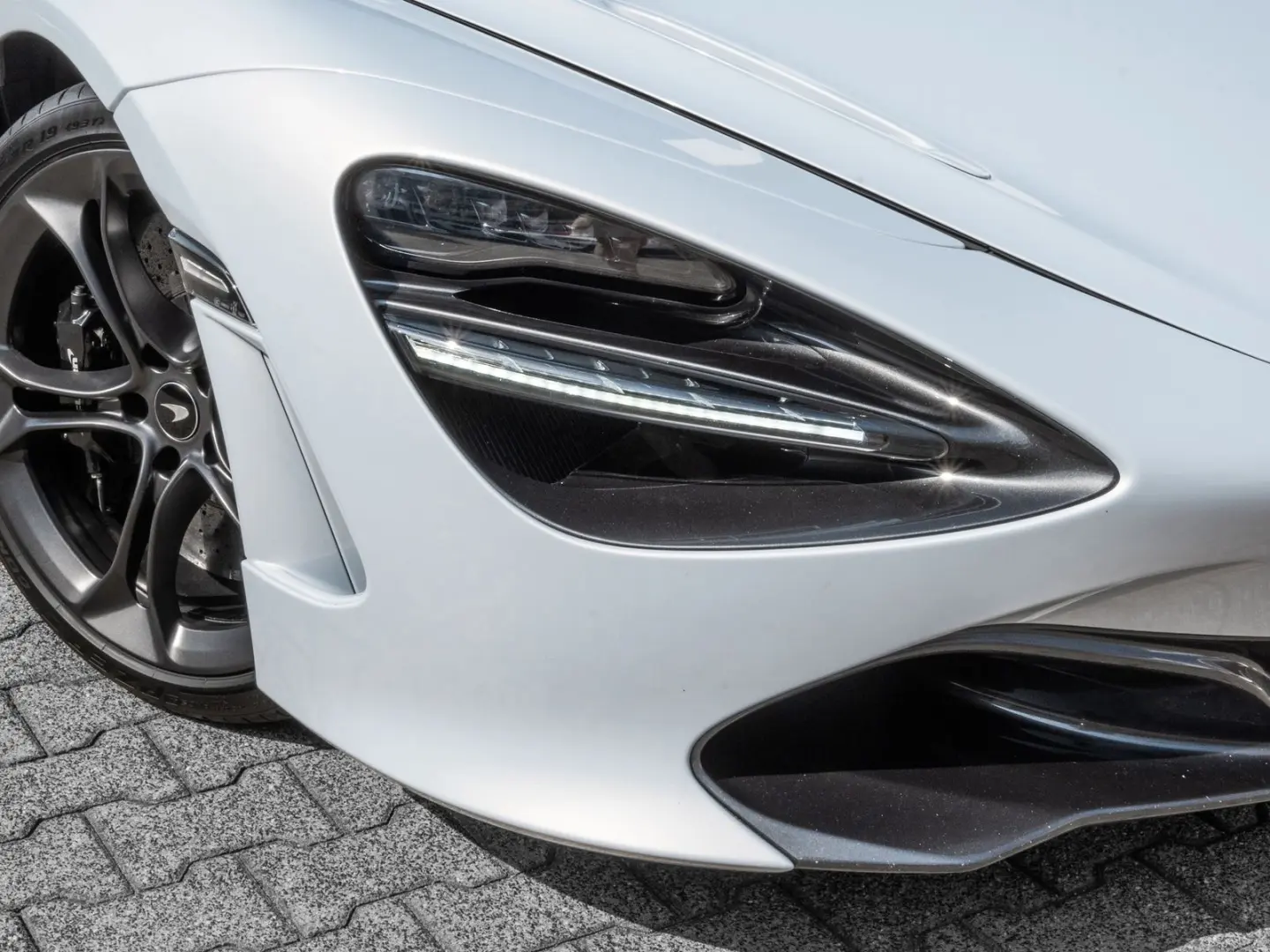 720S Spider Glacier White  Lifting System