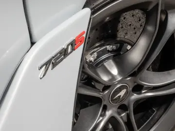 720S Spider Glacier White  Lifting System