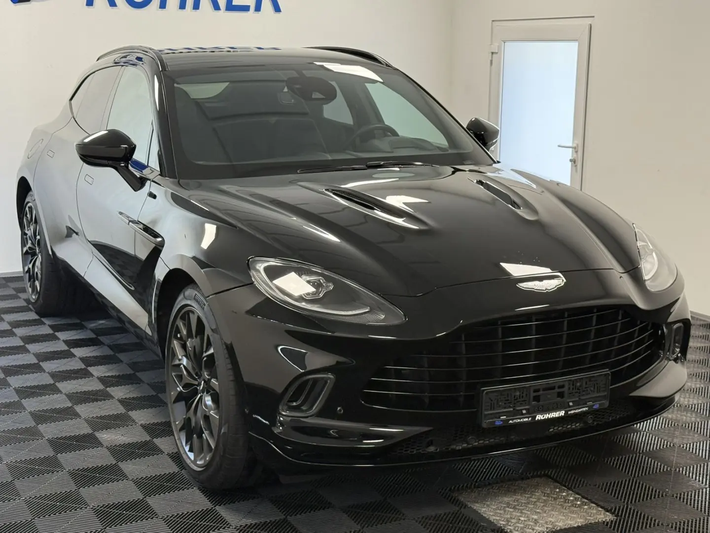 DBX 4.0 V8   Jet Black   Insp. Mono   Jewellery