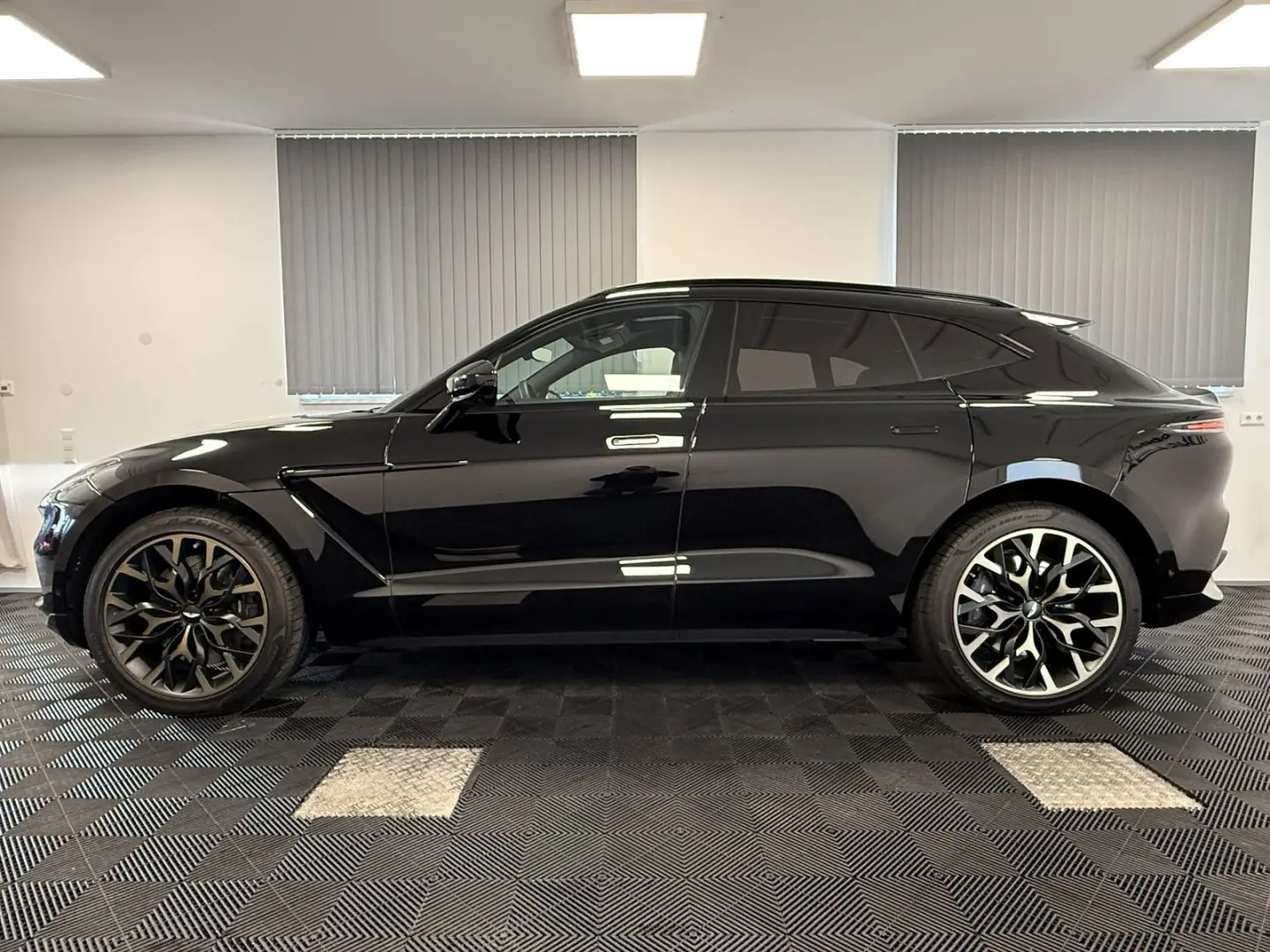 DBX 4.0 V8   Jet Black   Insp. Mono   Jewellery