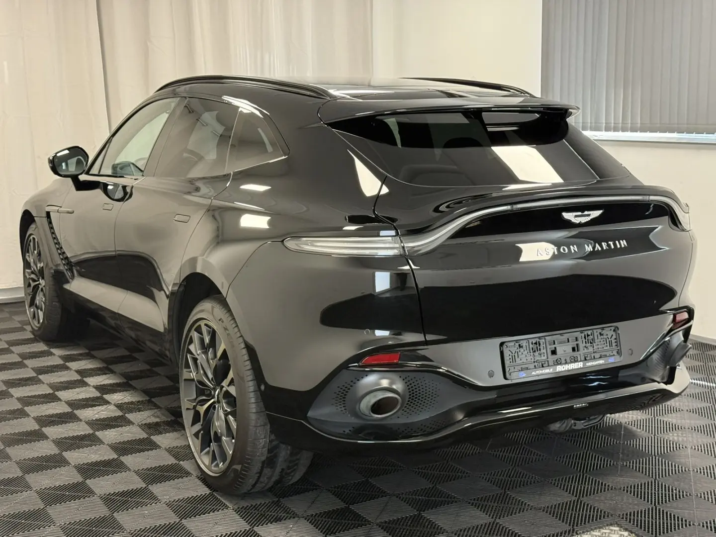 DBX 4.0 V8   Jet Black   Insp. Mono   Jewellery