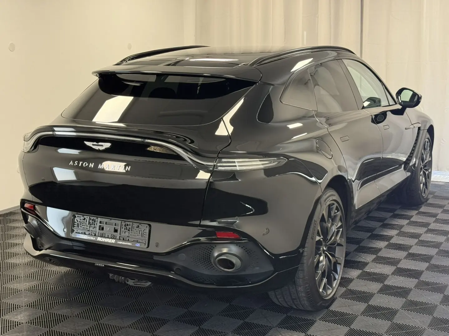 DBX 4.0 V8   Jet Black   Insp. Mono   Jewellery