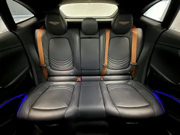 DBX 4.0 V8   Jet Black   Insp. Mono   Jewellery