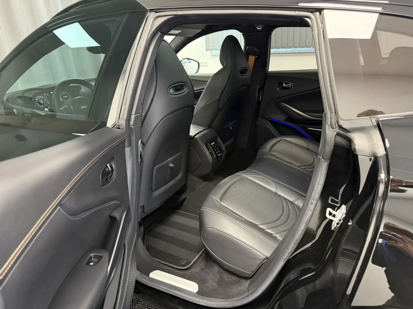 DBX 4.0 V8   Jet Black   Insp. Mono   Jewellery