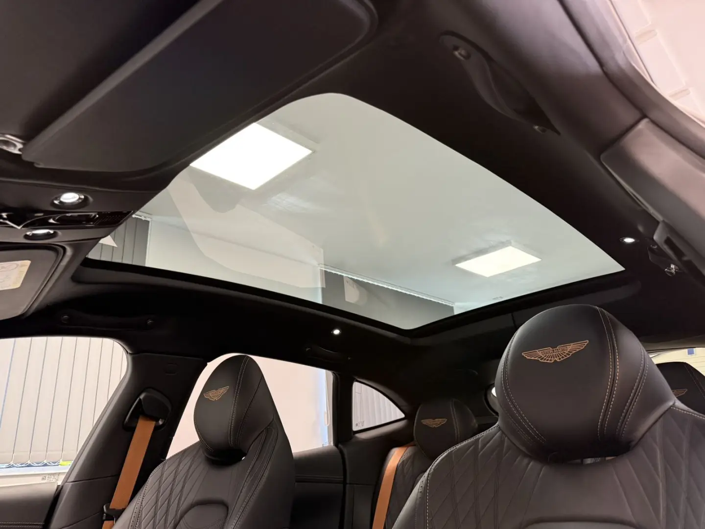 DBX 4.0 V8   Jet Black   Insp. Mono   Jewellery