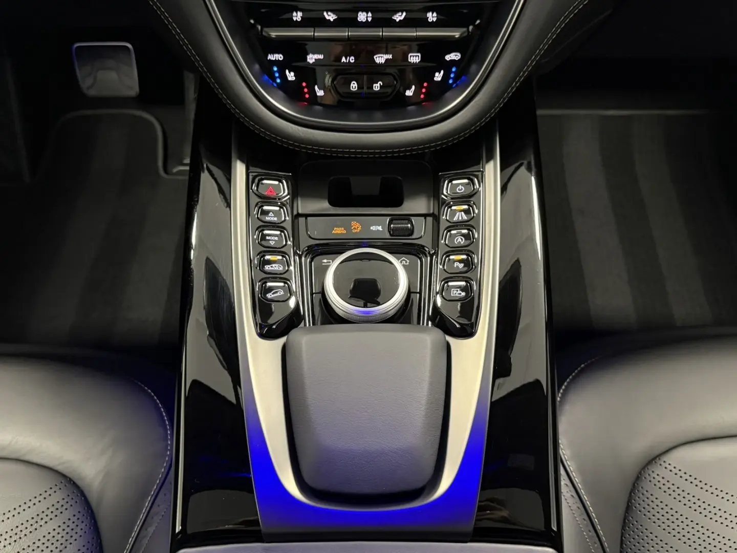 DBX 4.0 V8   Jet Black   Insp. Mono   Jewellery