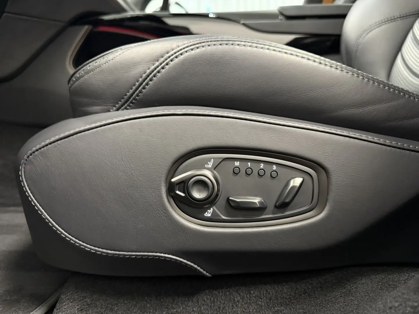 DBX 4.0 V8   Jet Black   Insp. Mono   Jewellery
