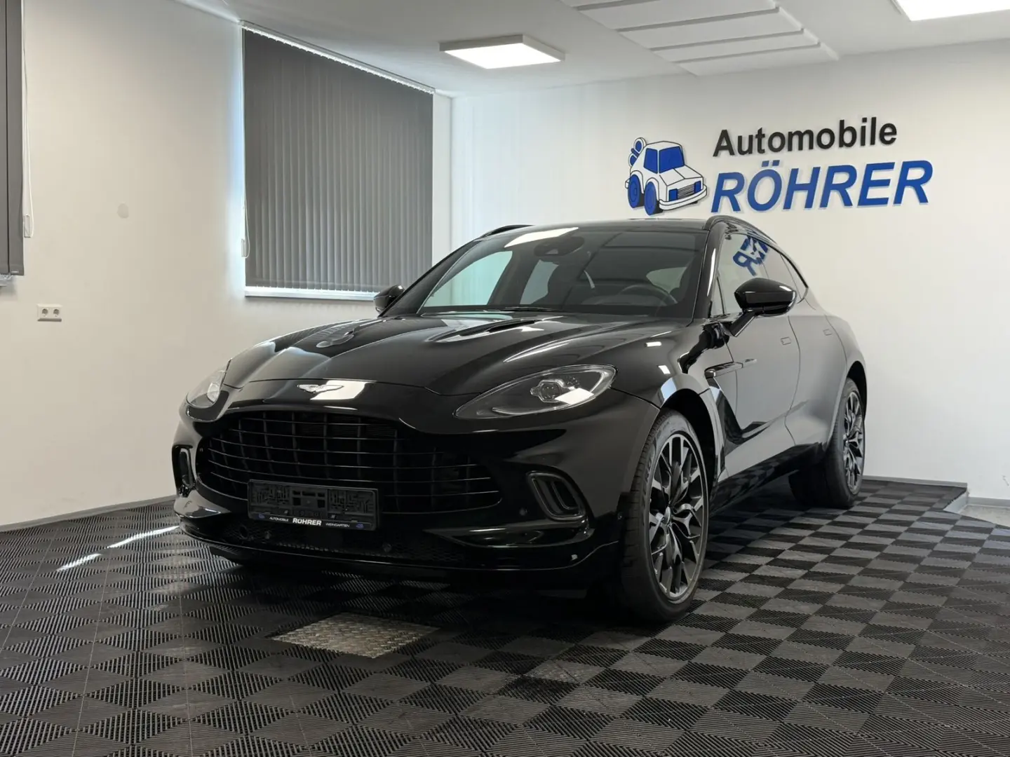 DBX 4.0 V8   Jet Black   Insp. Mono   Jewellery