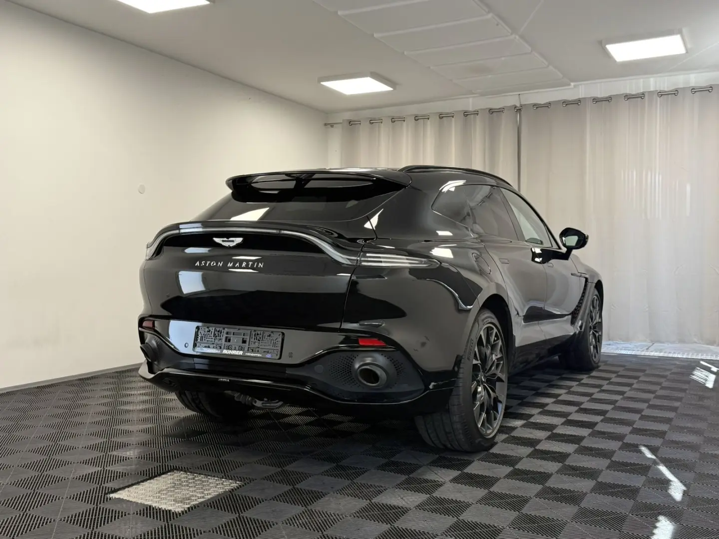 DBX 4.0 V8   Jet Black   Insp. Mono   Jewellery