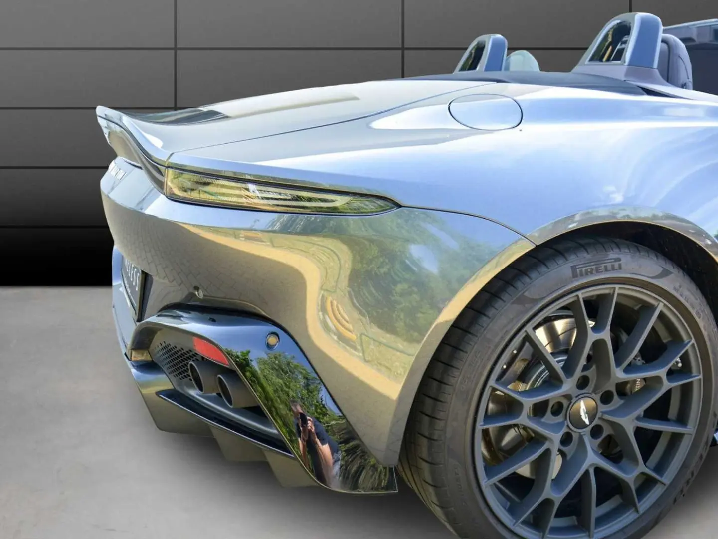 V8 Vantage Roadster