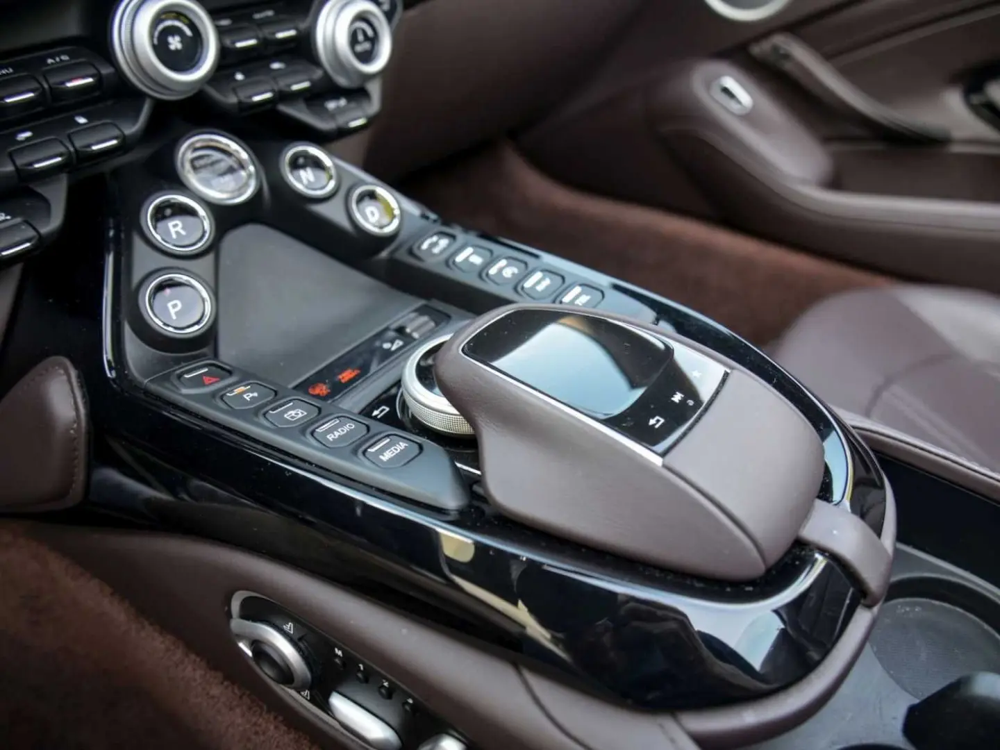 V8 Vantage Roadster