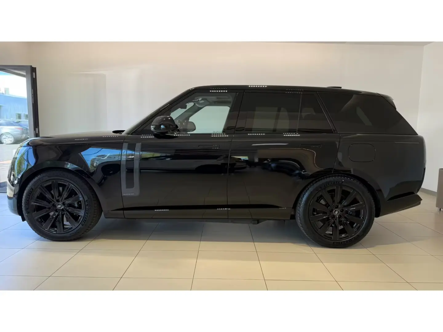 Land Rover Range Rover P550e Autobiography BLACK AHK 22