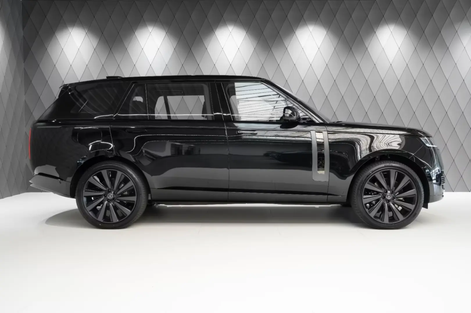 Land Rover Range Rover P615 SV LWB 2025 BLACK RED SUITE
