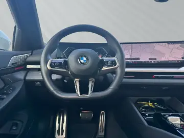 BMW 520 i M Sport Limousine Panorama Alb