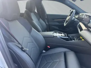 BMW 520 i M Sport Limousine Panorama Alb