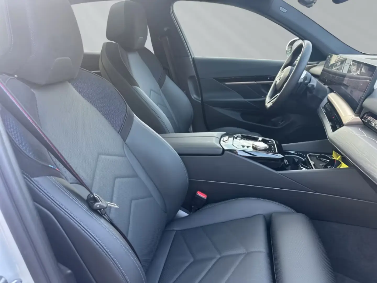 BMW 520 i M Sport Limousine Panorama Alb